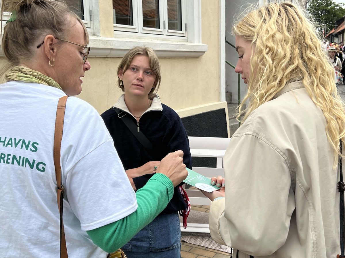 Bestyrelsesmedlem Pernille Bendix (tv.) i samtale med to folkemødegæster. Foto: Christina Adler Jensen