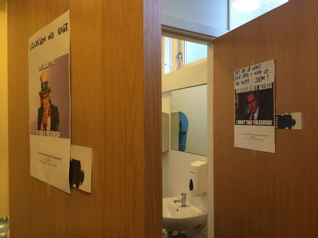 Man sidder ikke helt i fred på toiletterne på Lykkebo Skole, hvor plakater med budskab om hovedstyrelsesvalget pryder dørene. Foto: Signe Outzen Jensen 