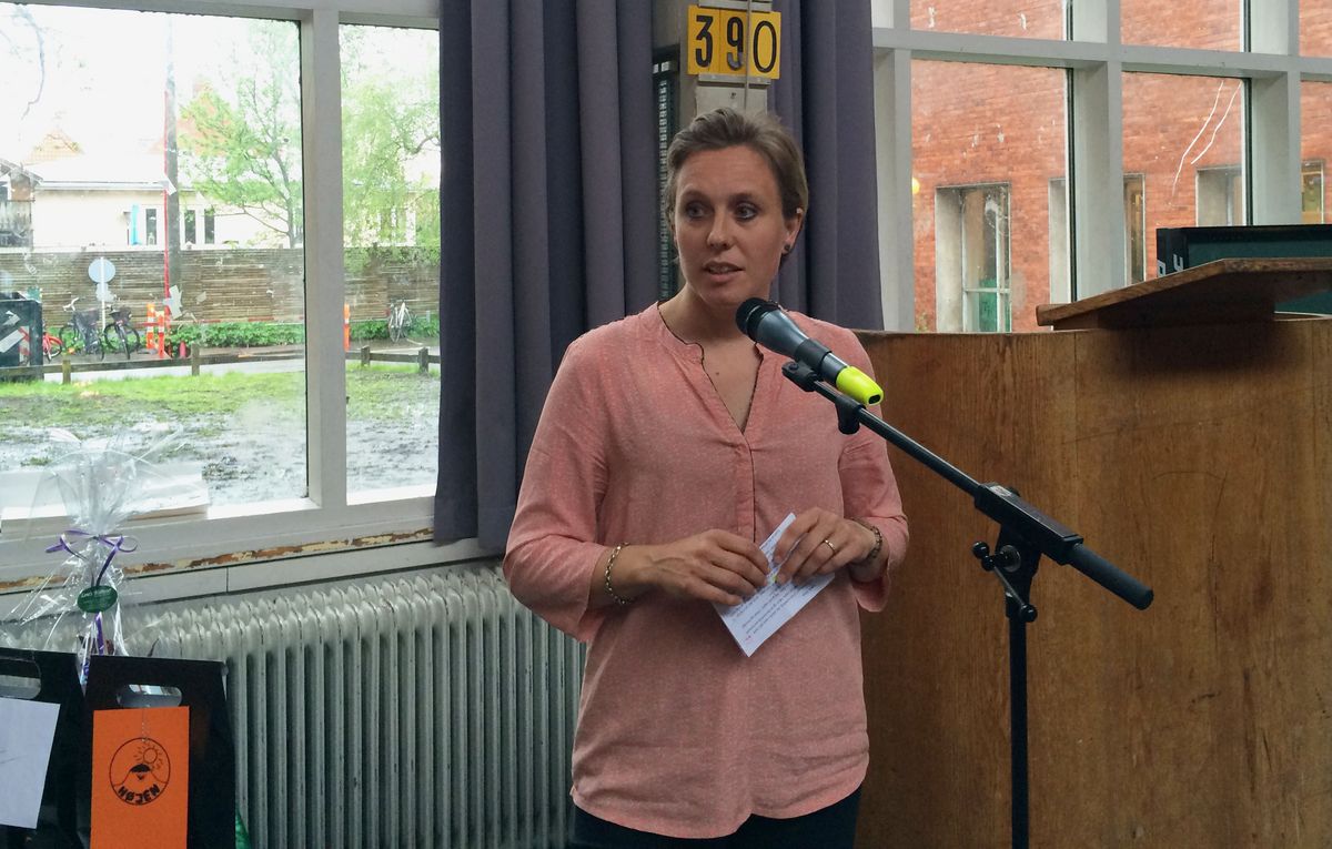 TR Camilla Reuther bød Max Ulrich Larsen velkommen til Kirkebjerg Skole. Mobilfoto: Jan Trojaborg TR Camilla Reuther bød Max Ulrich Larsen velkommen til Kirkebjerg Skole. Mobilfoto: Jan Trojaborg