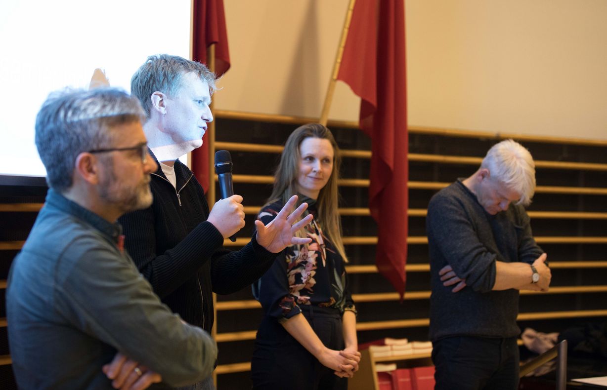 I lyset fra projektoren står venstres Jens-Kristian Lütken med mikrofonen og gav sit bud på udbyttet fra konferencen. Foto: Jan Klint Poulsen