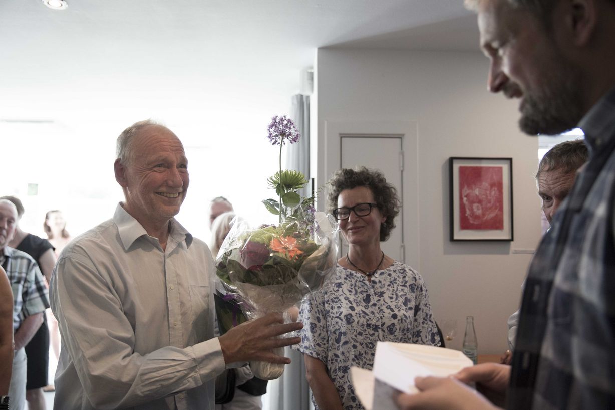 Lars Sørensen modtager blomster og gavekort fra KLF's bestyrelse overrakt af Kjell Nilsson. Foto: Jan Klint