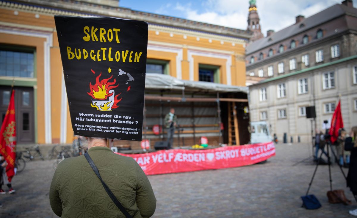 Omkring 70 personer var mødt frem til markeringen på Bertel Thorvaldsens Plads for at vise deres utilfredshed med budgetloven. Foto: Jan Klint Poulsen