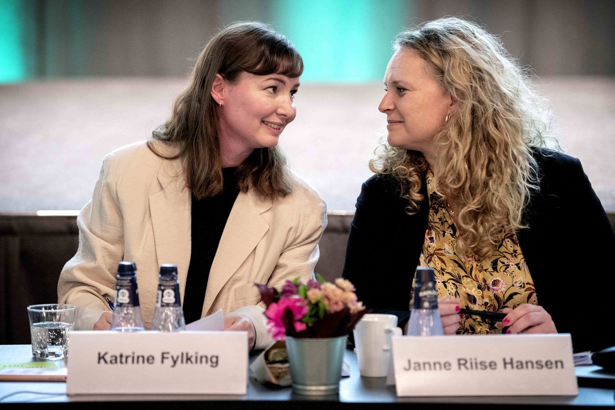 Formand Katrine Fylking (tv.) og næstformand Janne Riise Hansen i samtale. Foto: Nils Meilvang.