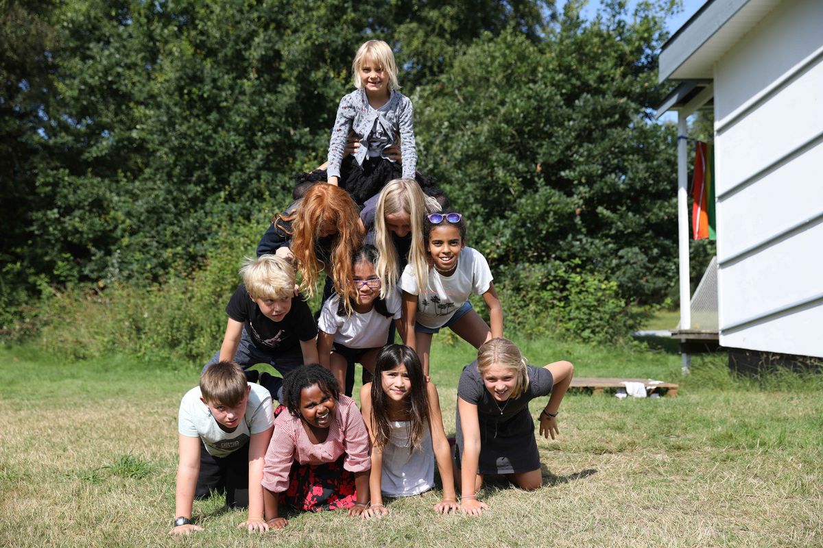 Det er ikke nogen helt nem opgave at lave en menneskepyramide, men med lidt hjælp fra en kyndig lærer, kan selv de sværeste ting blive muligt. Foto: Jan Klint Poulsen Det er ikke nogen helt nem opgave at lave en menneskepyramide, men med lidt hjælp fra en kyndig lærer, kan selv de sværeste ting blive muligt. Foto: Jan Klint Poulsen