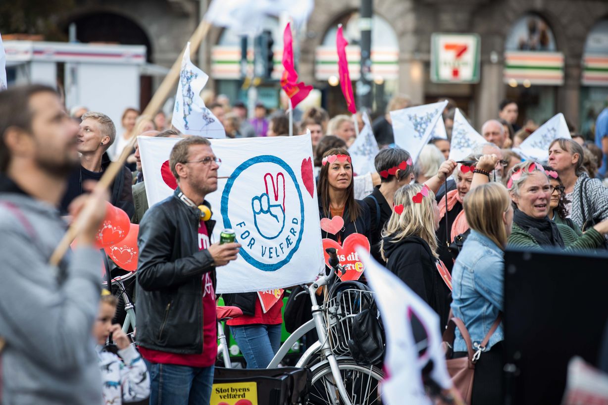 Mange hundrede var dukket op på Rådhuspladsen i København, men der var bestemt plads til mange flere ved gårsdagens demo for velfærden. Foto: Jan Klint Poulsen