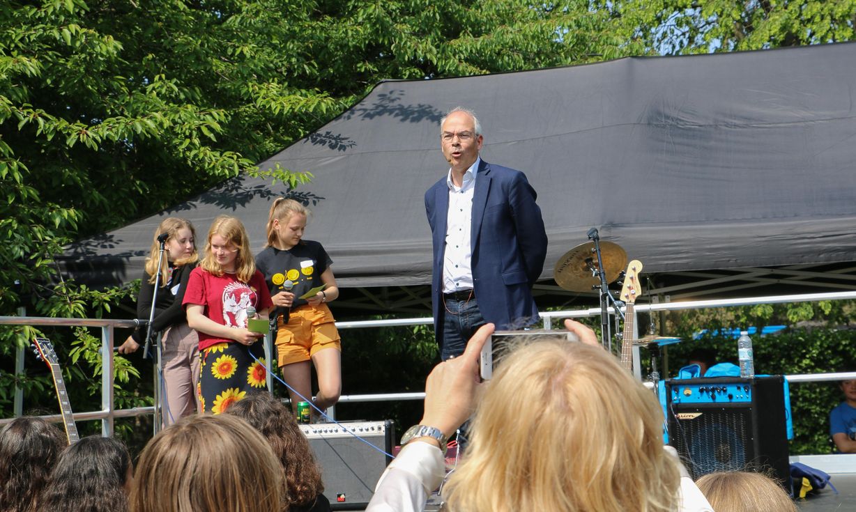 Børne- og ungeborgmester Jesper Christensen (Soc.dem.) på scenen til Skolefolkemødet. Foto: Martin Vitved Schäfer.