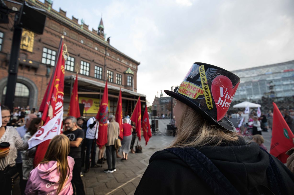 De røde faner stod flot linet op tæt ved scenen foran Københavns Rådhus. Foto: Jan Klint Poulsen