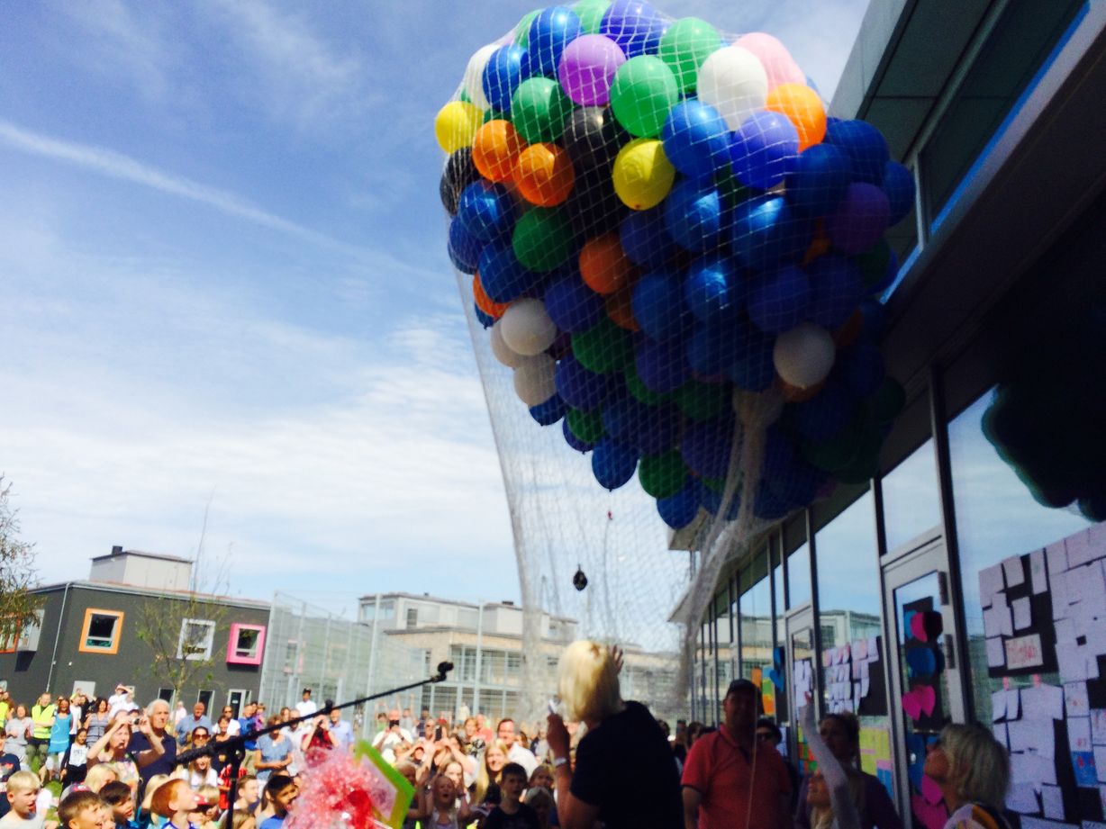 600 balloner klar til opsendelse. Hver ballon repræsenterede en elev på skolen. Mobilfoto: Jan Trojaborg