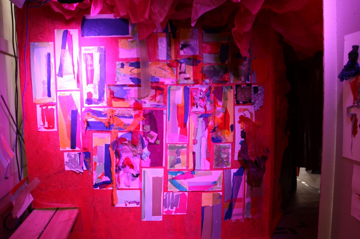 Inspirationen til værket ‘Silkepapirvejen’ udspringer af en workshop med børnene, hvor de arbejdede med farvelys, der betyder, at alt tager farve af det lys, vi ser det i. Ifølge kunstnerne er oplevelsen af farver derfor subjektiv. Foto: Julie Sørensen