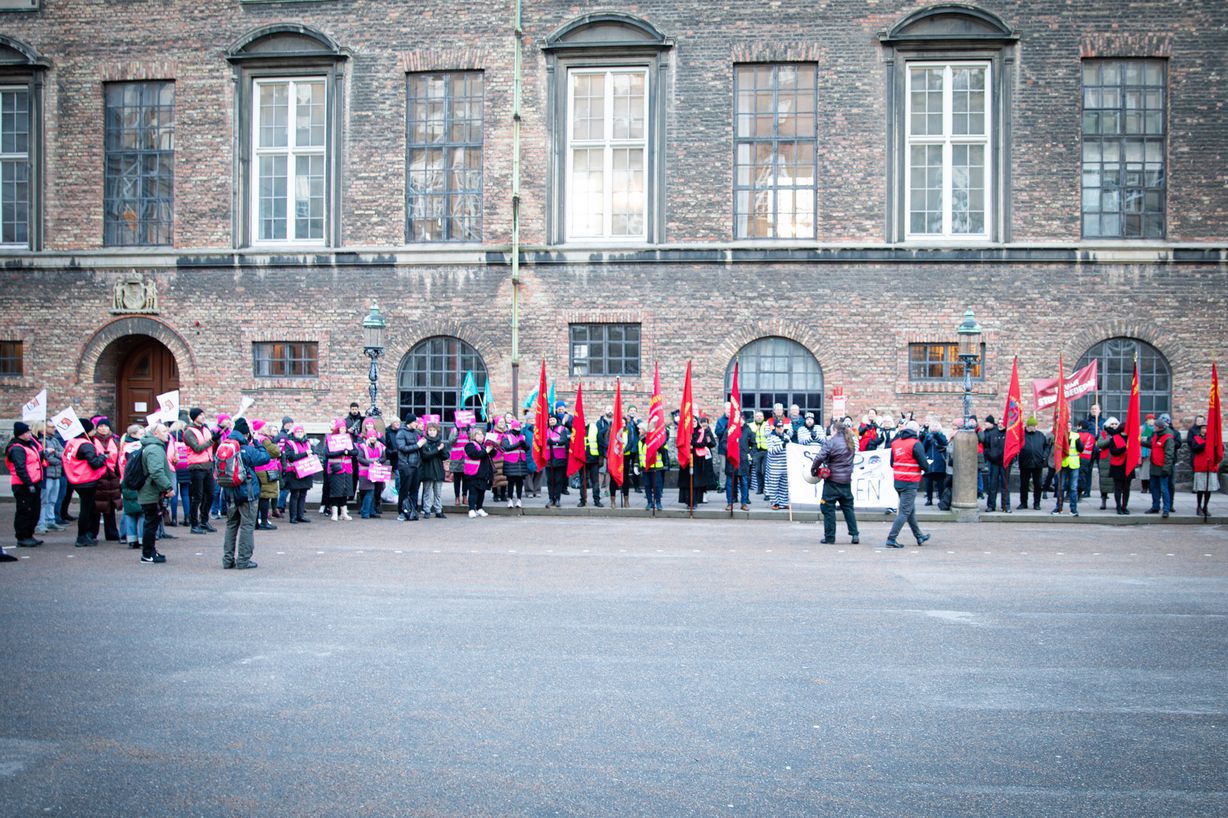 Omkring hundrede fagforeningsfolk var mødt op i Rigsdagsgården forud for behandlingen af lovforslaget om afskaffelsen af store bededag. Foto: Torben Kloster