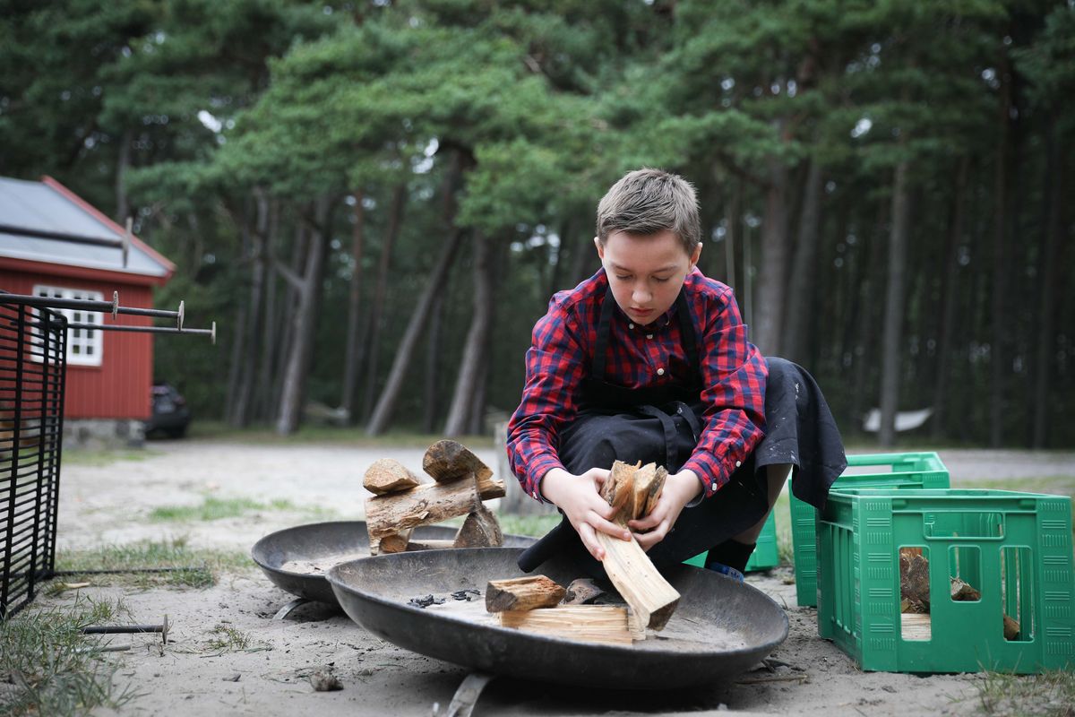 Der skal hugges brænde, inden man kan tilberede mad over bål. Foto: Jan Klint Poulsen Der skal hugges brænde, inden man kan tilberede mad over bål. Foto: Jan Klint Poulsen