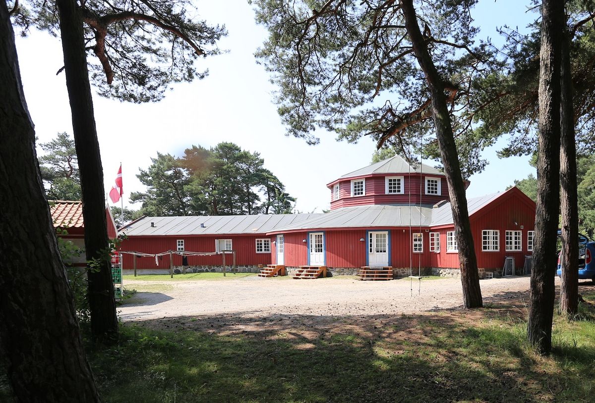 Egilsholm ligger naturskønt ved Pedersker tæt på strand og klitter. Foto: Søren Freiesleben. Egilsholm ligger naturskønt ved Pedersker tæt på strand og klitter. Foto: Søren Freiesleben.