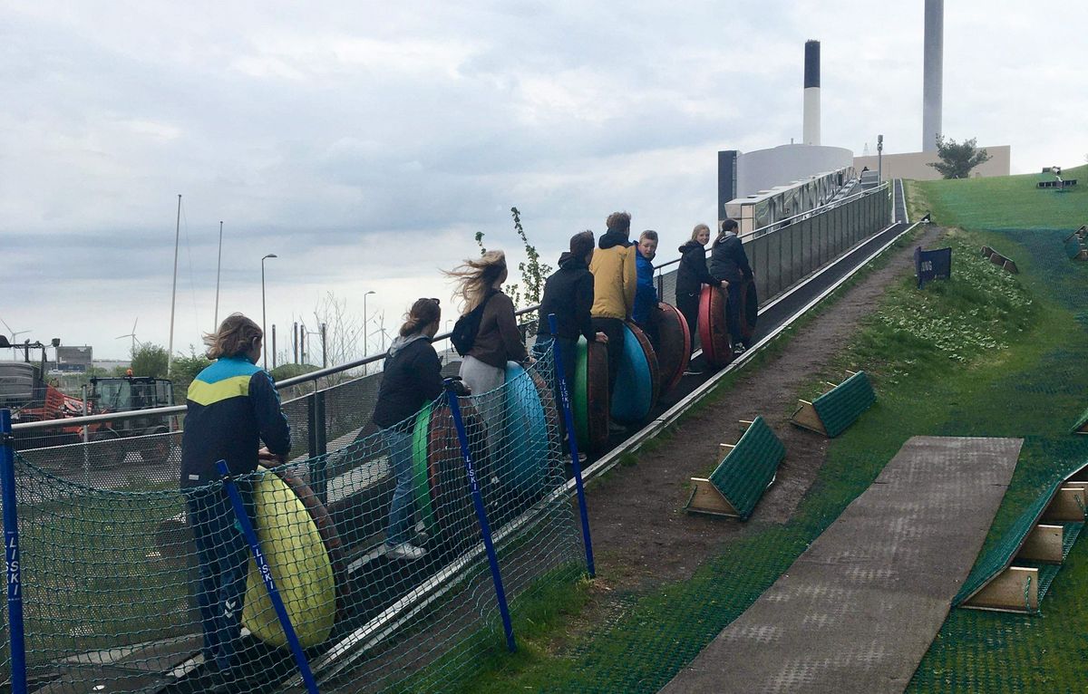 Elever fra Nørre Fælled Skole på vej med op med liften for at tage en kælketur ned af Amager Forbrændnings kunstige skibakke. Foto: Nørre Fælled Skole 