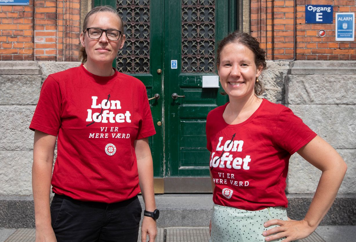 Sygeplejerskerne Rikke Wiwe og Signe Hagel Andersen var inviteret til Blågård Skole for at fortælle om den verserende strejke. Foto: Jan Klint Poulsen
