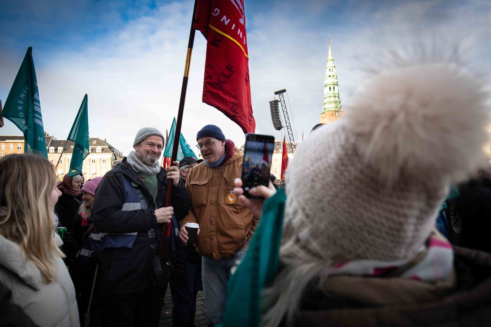 KLF's røde fane blev luftet sammen med de fremmødte medlemmer til dagens store bededags-demonstration. Foto: Jan Klint Poulsen