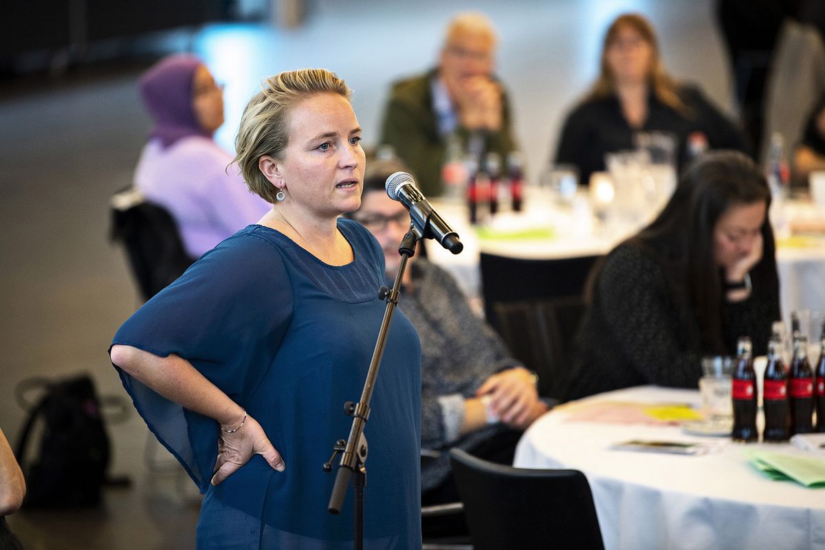 TR, Katrine Kristensen, fra Skolen i Sydhavnen var en af de medlemmer, der gik til mikrofonen nede i salen, for at opsummere gruppedrøftelserne. Foto: Nils Meilvang TR, Katrine Kristensen, fra Skolen i Sydhavnen var en af de medlemmer, der gik til mikrofonen nede i salen, for at opsummere gruppedrøftelserne. Foto: Nils Meilvang