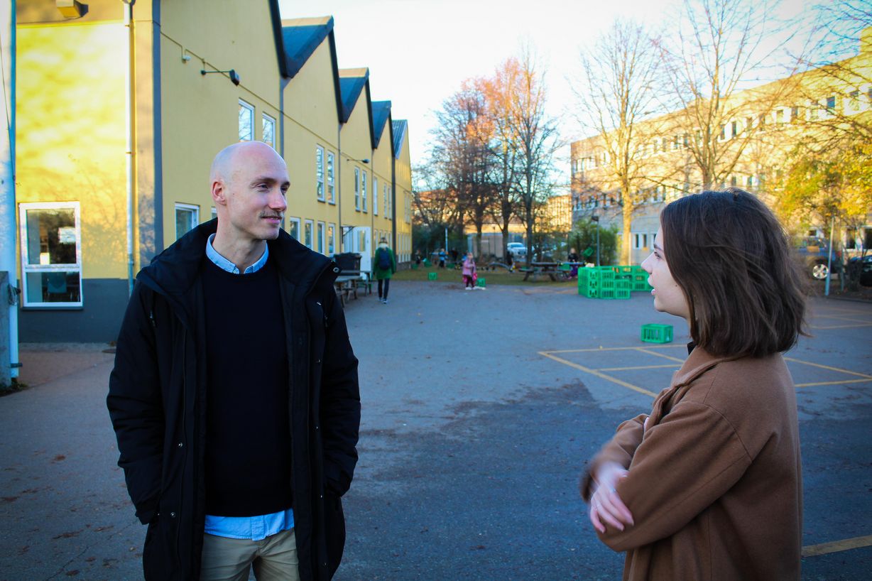 Tommy Petersen (R) i samtale med formanden for Danske Skoleelever Thea Enevoldsen. Foto: Torben Kloster