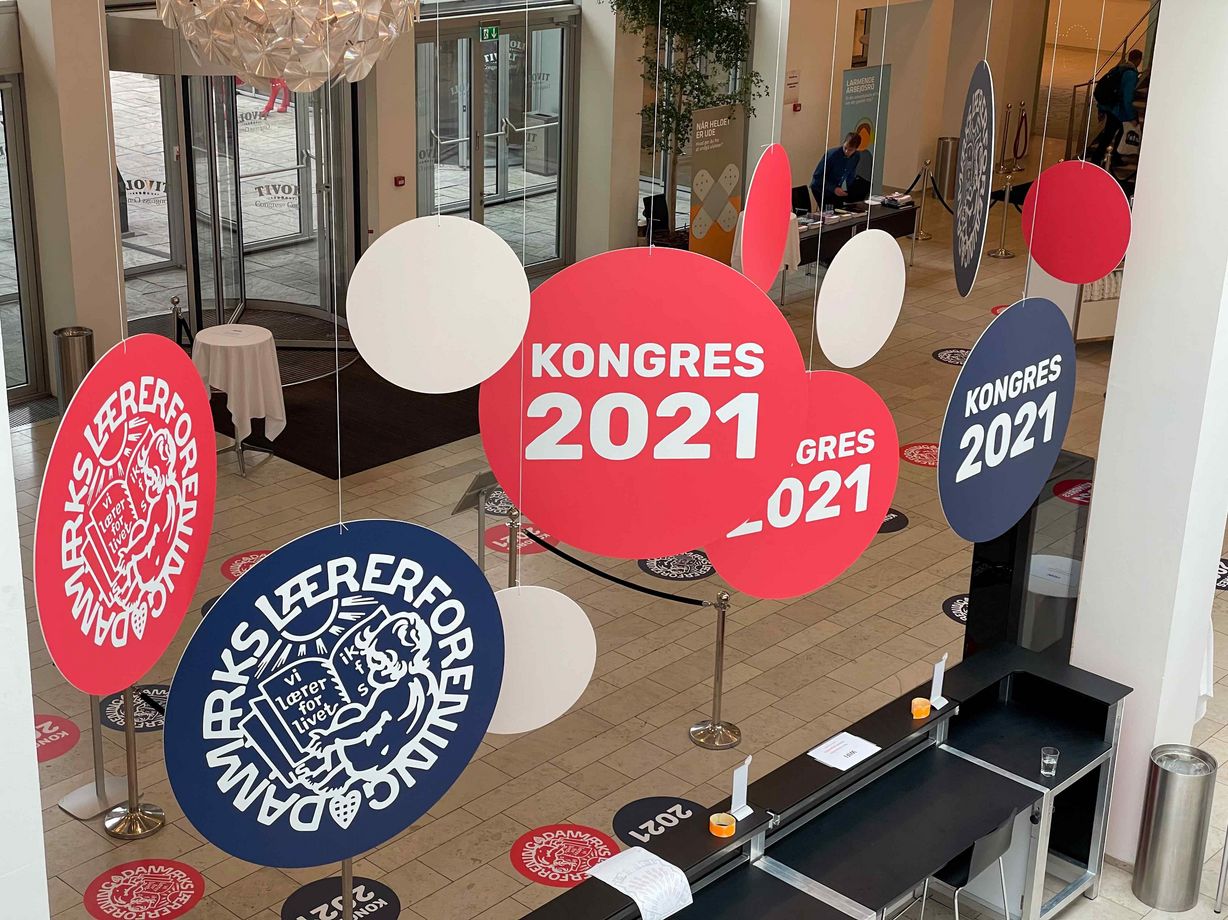 Forhallen til den store sal, hvor kongressen afholdes, er flot udsmykket med runde skilte, der viser DLF's tilstedeværelse. Foto: Jan Klint Poulsen