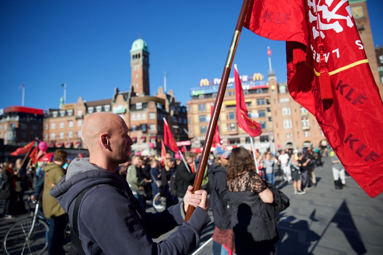 Thomas Roy Larsen bar KLF's fane i demonstrationsoptoget fra Nørrebro til Rådhuspladsen. Foto: Jan Klint Poulsen