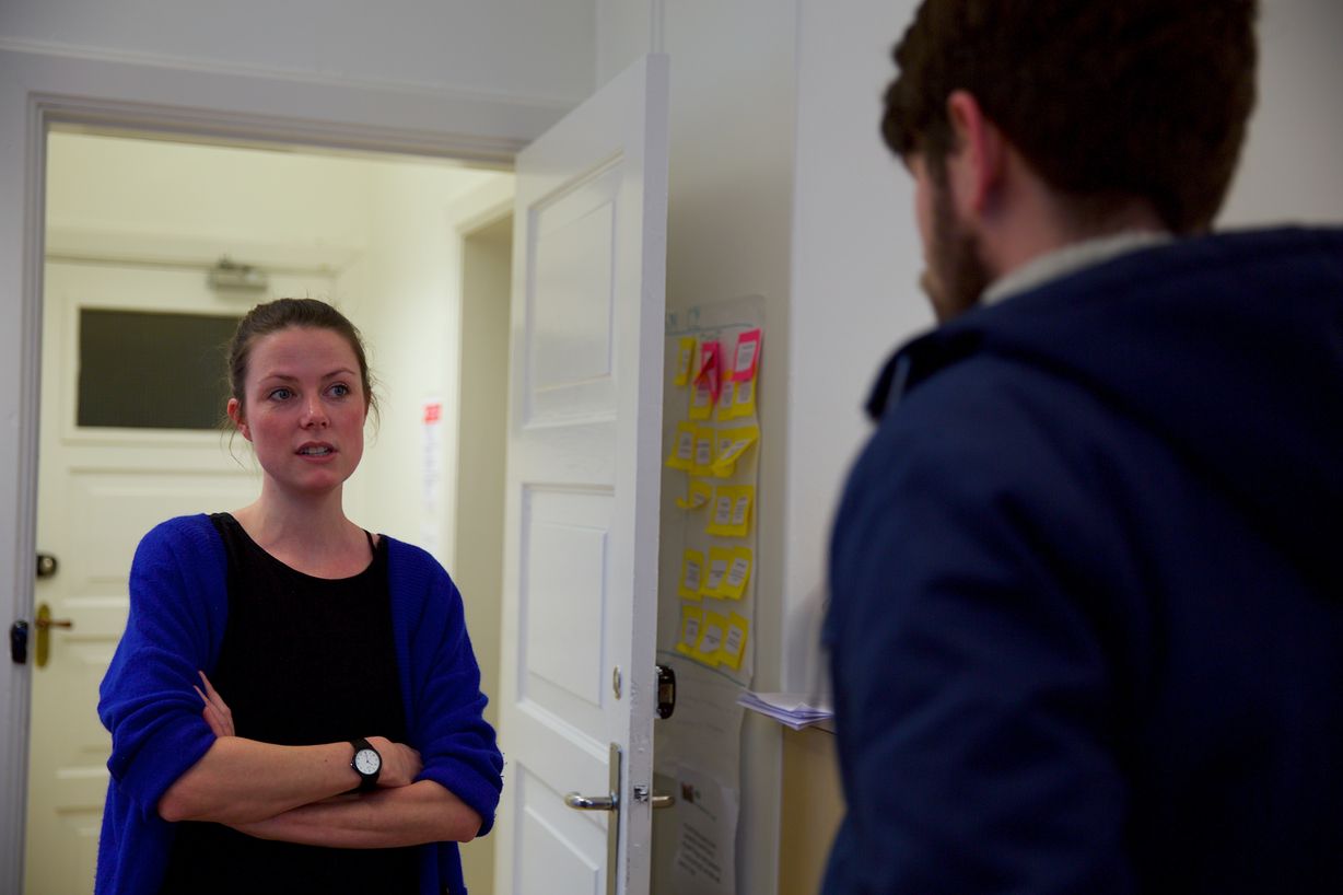 Lærer Stine Hansen i samtale med Jonas Bjørn Jensen. Foto: Jan Klint