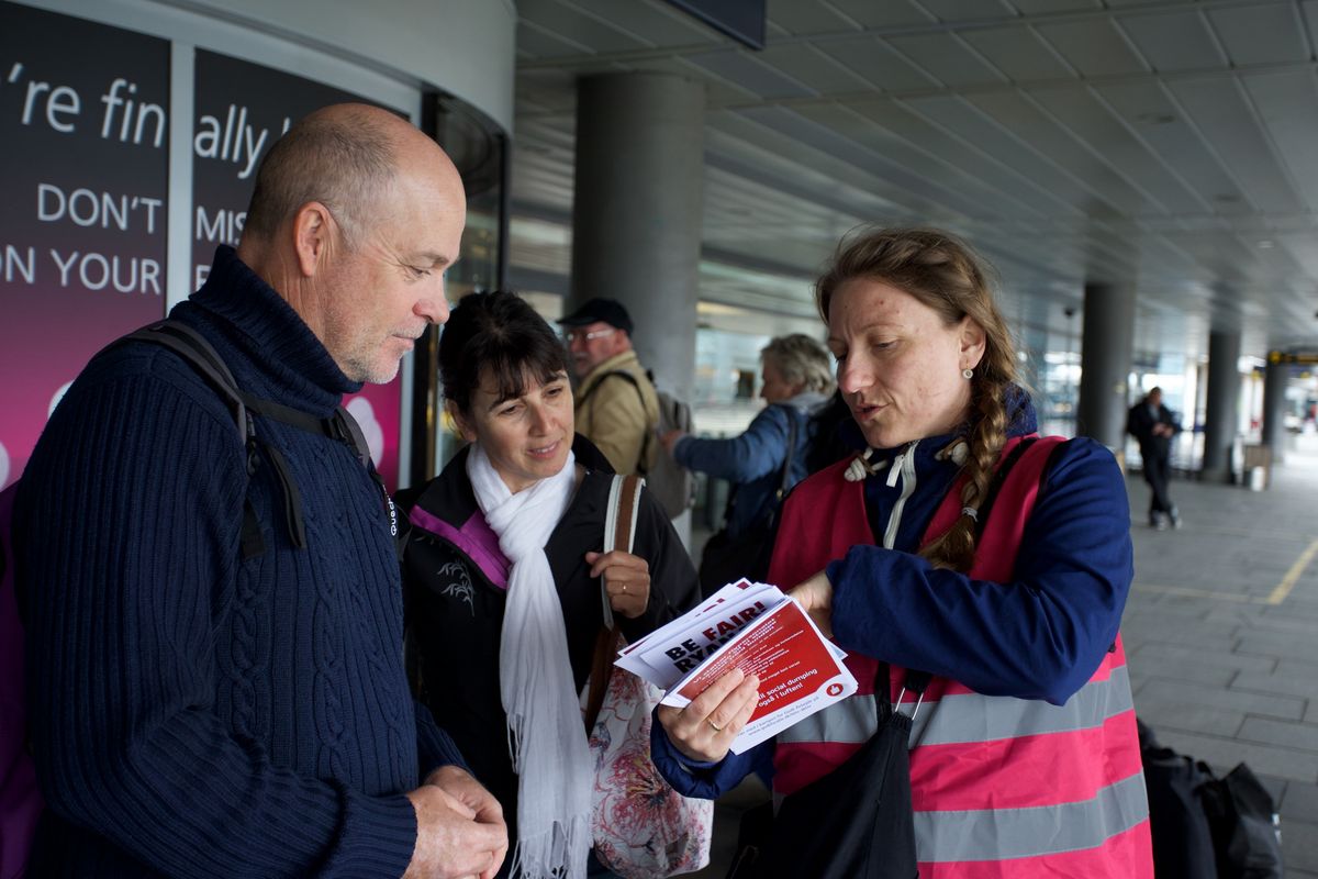 Rejsende fra ind- og udland var for det meste interesseret i at høre om forholdene for de ansatte hos Ryanair. Foto: Jan Klint Poulsen