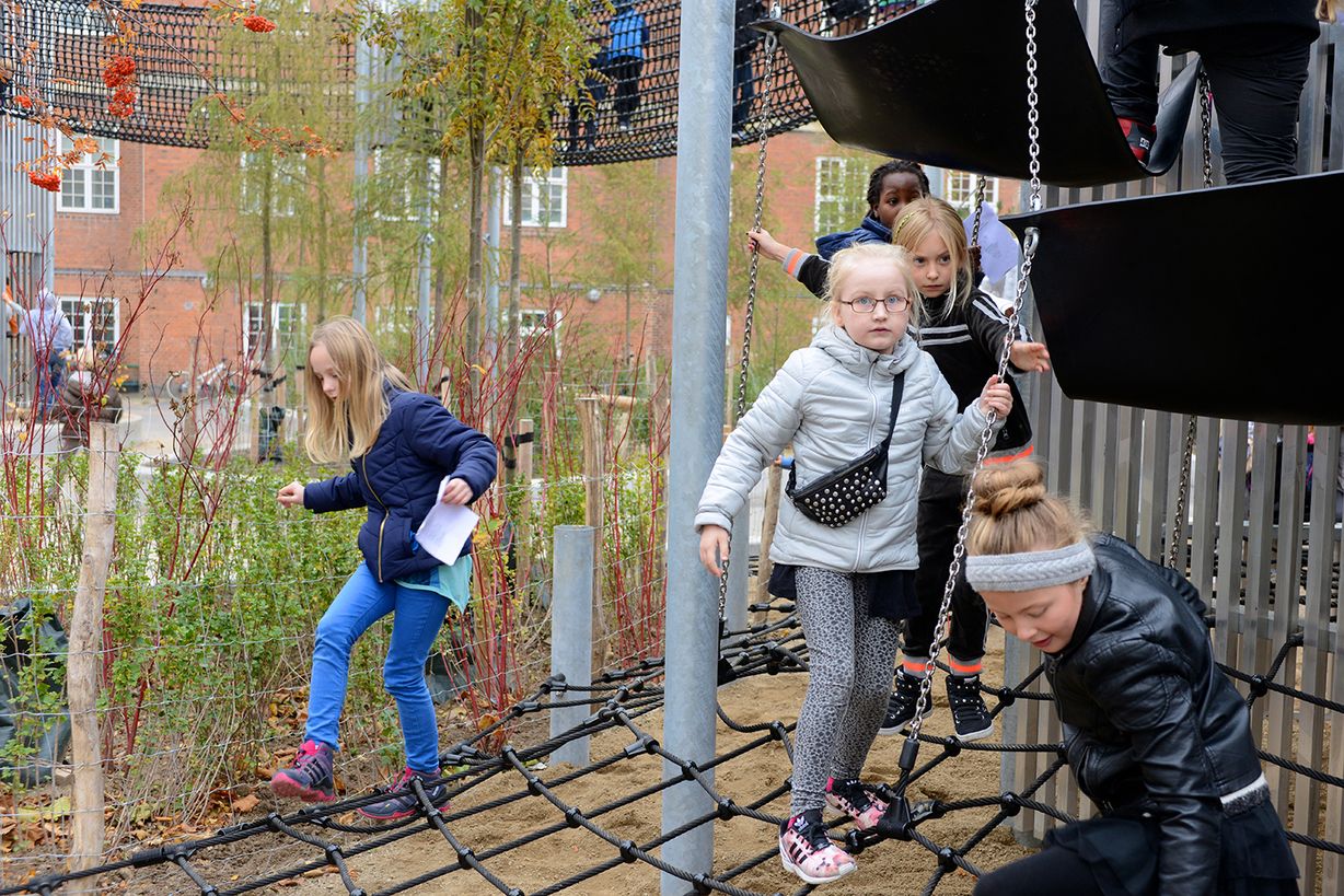 Amager Fælled Skole har fået en skovskolegård, der lægger op til mange former for bevægelse og faglige aktiviteter. Foto: Peter Garde
