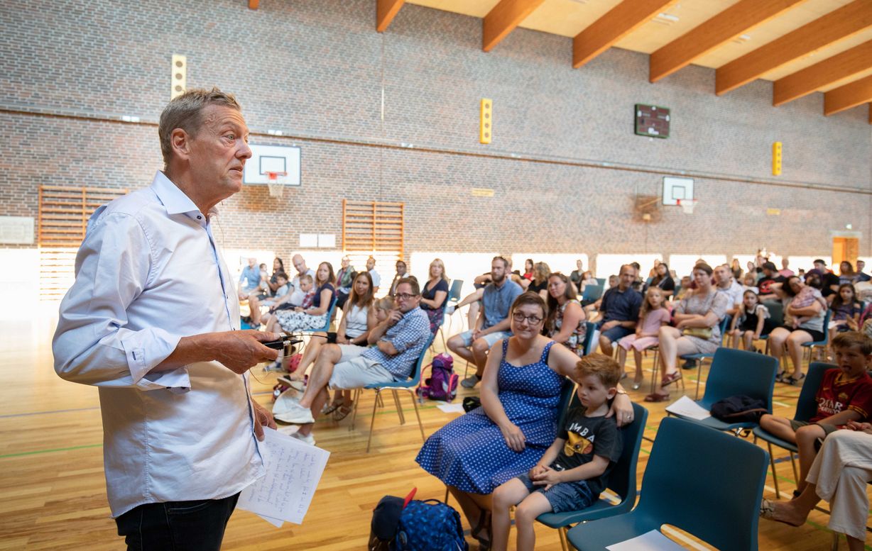 Skoleleder Lennart Kjellerup læste et elevdigt op for de nye elever og deres forældre. Foto: Jan Klint Poulsen