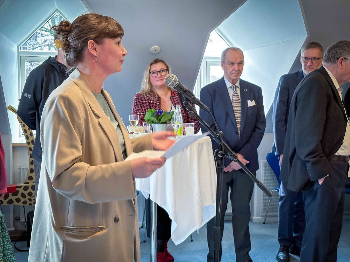 KLF's formand Katrine Fylking takkede Ivan Jespersen for indsatsen for foreningen. Foto: Jan Klint Poulsen
