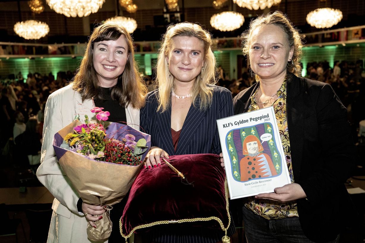 Marie-Cecilie Rosenmeier (mf.) flankeret af KLF's formand Katrine Fylking (tv.) og næstformand Janne Riise Hansen (th.) Foto: Nils Meilvang.