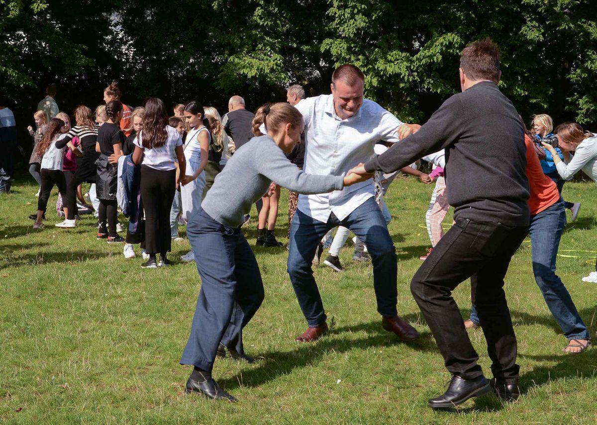 Trænere fra DGI sørgede for, at både børn og voksne fik sved på panden. Foto: Peter Garde Trænere fra DGI sørgede for, at både børn og voksne fik sved på panden. Foto: Peter Garde