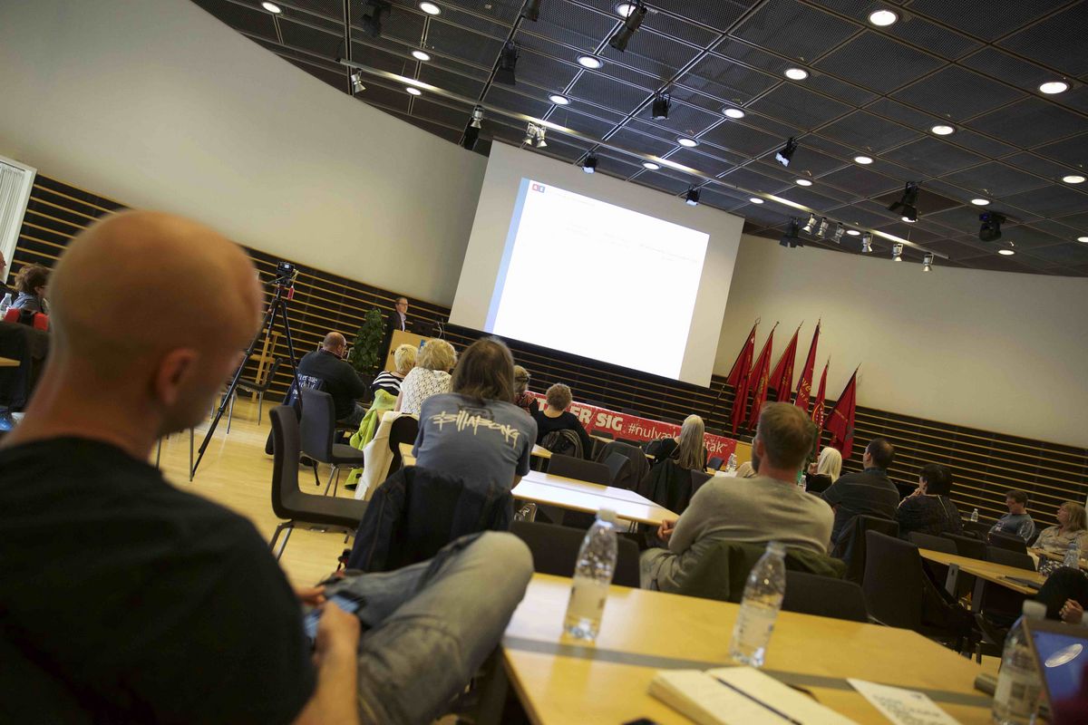 Tillidsrepræsentanter fra de 40 faglige organisationer i Københavns og Frederiksbergs Fællesrepræsentation, KFF, mødtes forud for demonstrationen til oplæg om nulvækstens konsekvenser for den offentlig sektor. Foto: Jan Klint Tillidsrepræsentanter fra de 40 faglige organisationer i Københavns og Frederiksbergs Fællesrepræsentation, KFF, mødtes forud for demonstrationen til oplæg om nulvækstens konsekvenser for den offentlig sektor. Foto: Jan Klint