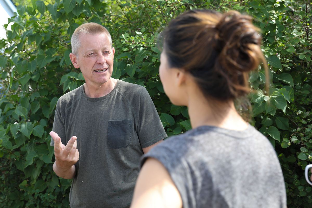 Inklusionspædagog Jan Fugl fortæller Anna Mee Allerslev om børnenes frirum på sommerkolonierne. Foto: Jan Klint Poulsen Inklusionspædagog Jan Fugl fortæller Anna Mee Allerslev om børnenes frirum på sommerkolonierne. Foto: Jan Klint Poulsen