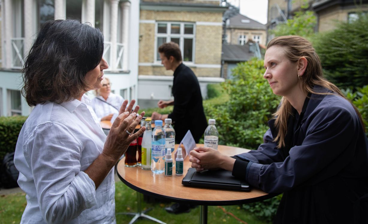 Monica Edelmann (tv.) talte med socialdemokraten Sofie Seidenfaden om modtageklasserrne i København. Foto: Jan Klint Poulsen