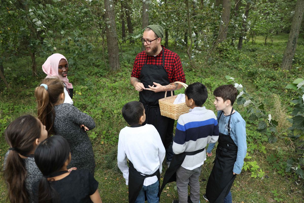 Lokale råvarer og frugt fra baghaven er nogle af de ingredienser, som eleverne på en madkoloni skal arbejde med i køkkenet. Foto: Jan Klint Poulsen Lokale råvarer og frugt fra baghaven er nogle af de ingredienser, som eleverne på en madkoloni skal arbejde med i køkkenet. Foto: Jan Klint Poulsen