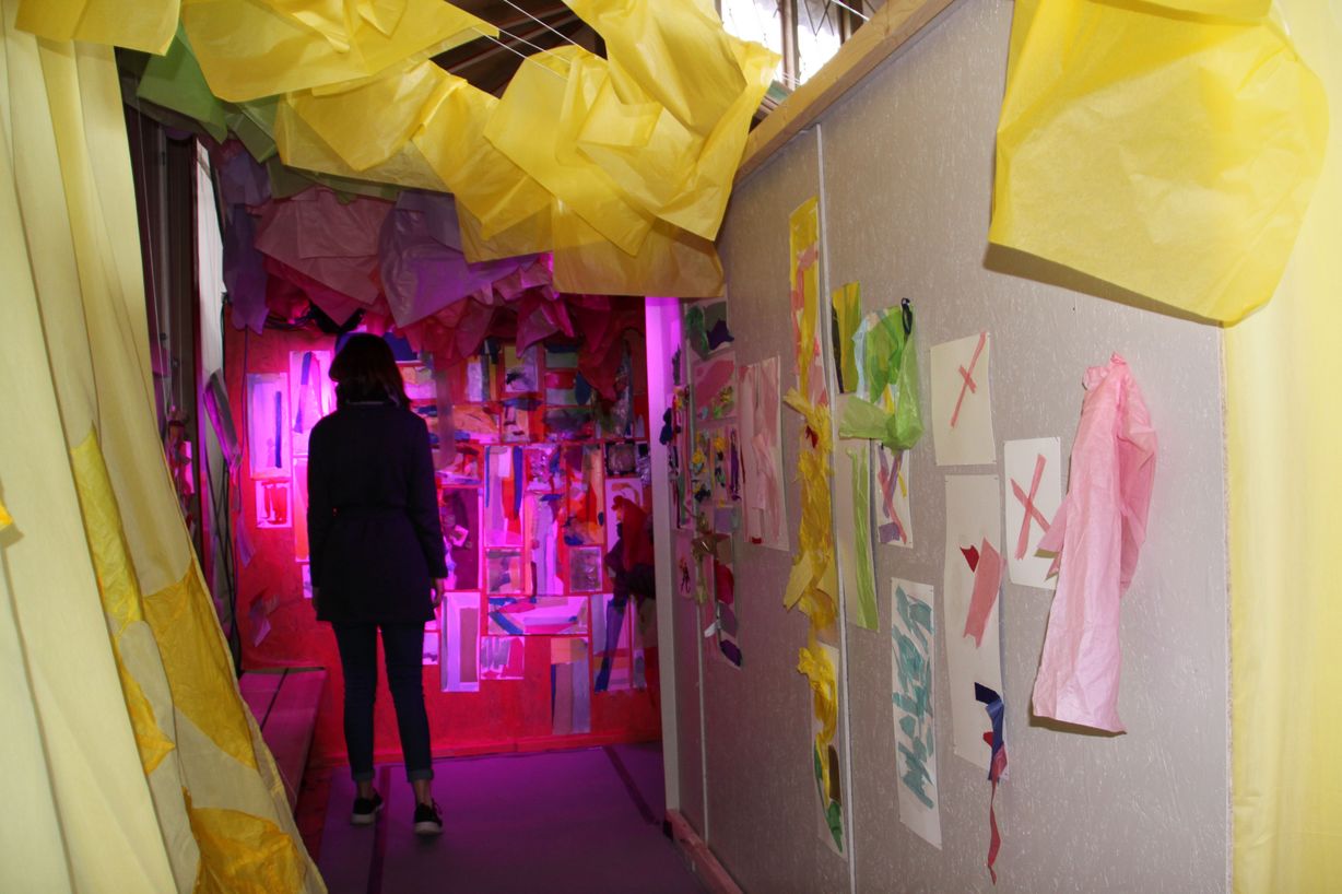 De besøgende bliver draget igennem ‘Silkepapirvejen’, hvor billeder fra Strandparkskolens elever hænger og lyser op i forskellige farver. Foto: Julie Sørensen