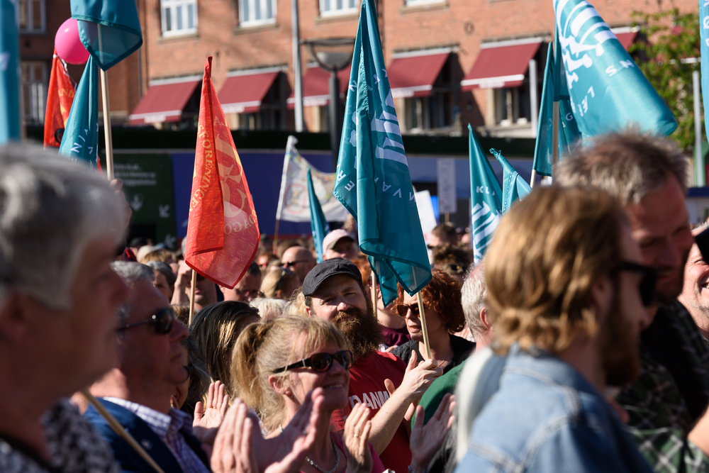 De nye KLF-grønne flag fik sin debut ved demonstrationen på Rådhuspladsen. Foto: Carsten Linde