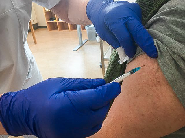 Torben Fleckner fik i dag sit første stik i armen med vaccinen mod Covid-19. Foto: Privatfoto